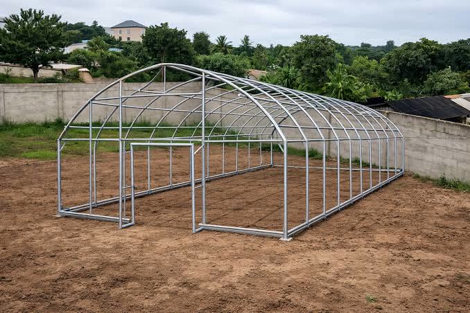 Structure de serre en acier galvanisé installée par Serre Ivoire avant la pose du film